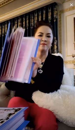 Nữ CEO mắng Vy Oanh đứt dây xấu hổ, khoe sương sương 1.000 sổ đỏ