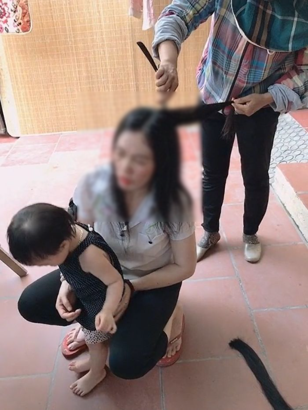 Xót con thiếu sữa, người mẹ bán bộ tóc đổi lấy 500k để con đủ bữa no