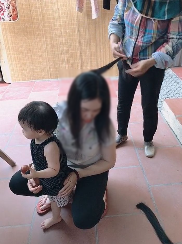 Xót con thiếu sữa, người mẹ bán bộ tóc đổi lấy 500k để con đủ bữa no