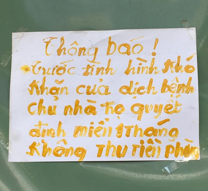 Xót thương cảnh 2 cha con đi lượm ve chai ngủ ké ở hiên nhà người dân