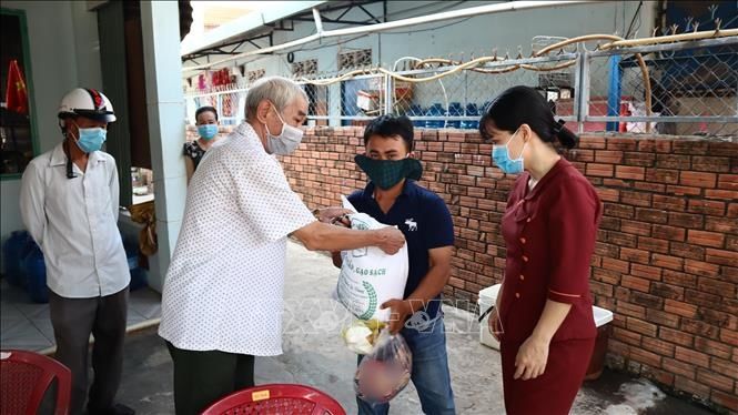 Xót thương cảnh 2 cha con đi lượm ve chai ngủ ké ở hiên nhà người dân