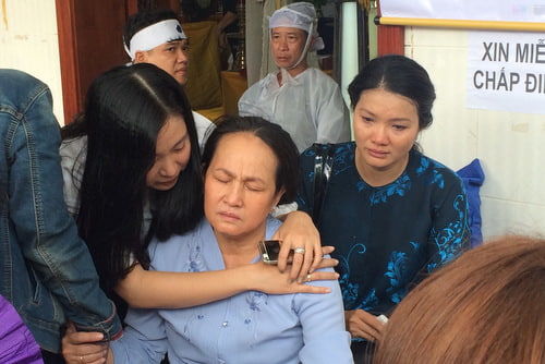 Cầm lòng không đặng cảnh người đầu bạc tiễn kẻ đầu xanh trong Vbiz