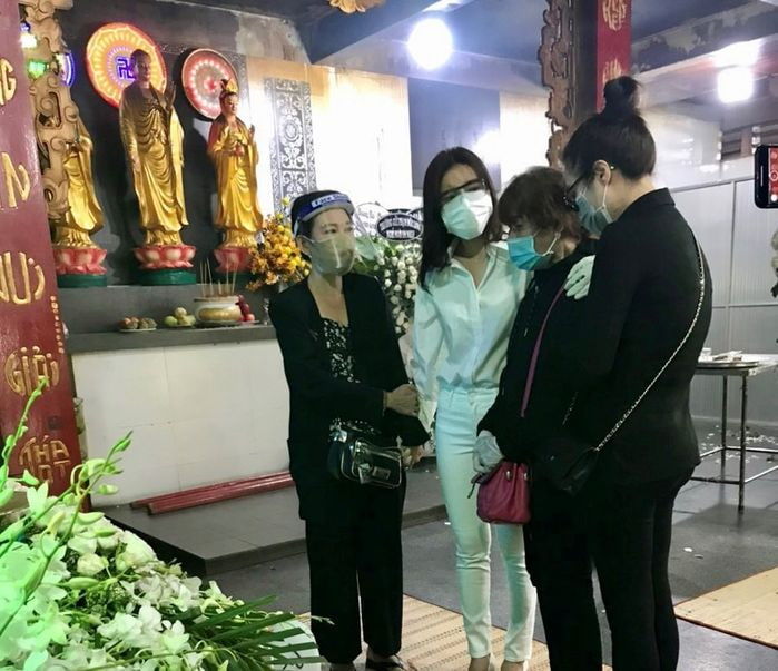 Cầm lòng không đặng cảnh người đầu bạc tiễn kẻ đầu xanh trong Vbiz