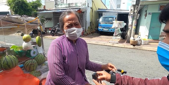 Xót xa cảnh người phụ nữ không nhà, hiên nào trống thì ngủ ké