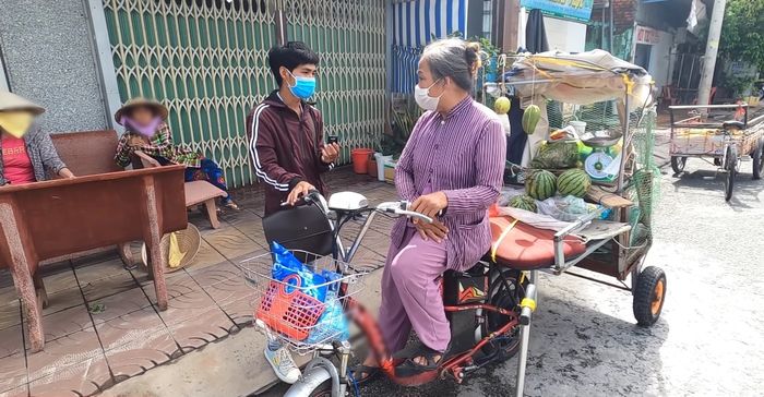 Xót xa cảnh người phụ nữ không nhà, hiên nào trống thì ngủ ké