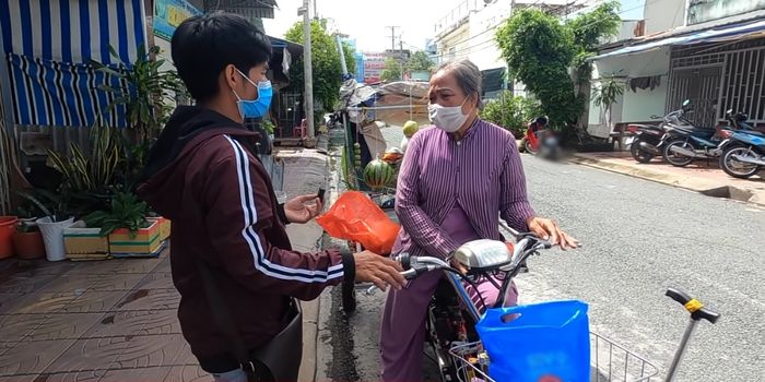 Xót xa cảnh người phụ nữ không nhà, hiên nào trống thì ngủ ké