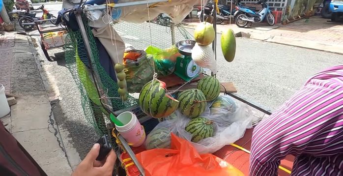 Xót xa cảnh người phụ nữ không nhà, hiên nào trống thì ngủ ké