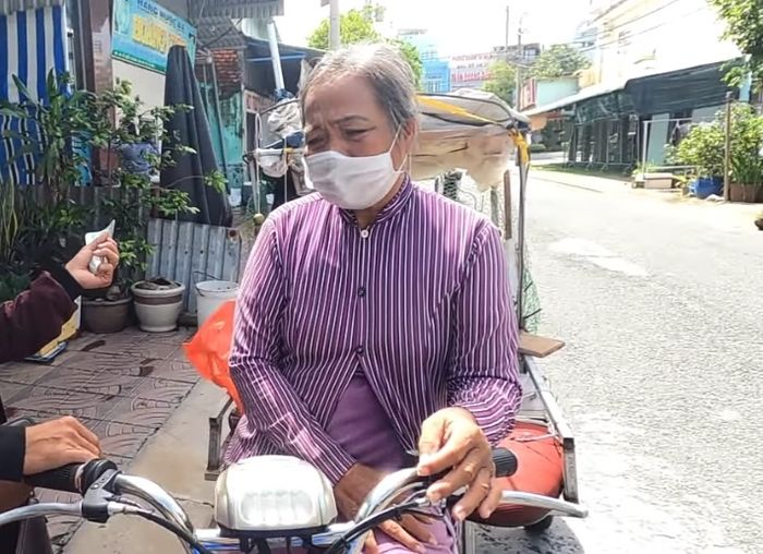 Xót xa cảnh người phụ nữ không nhà, hiên nào trống thì ngủ ké