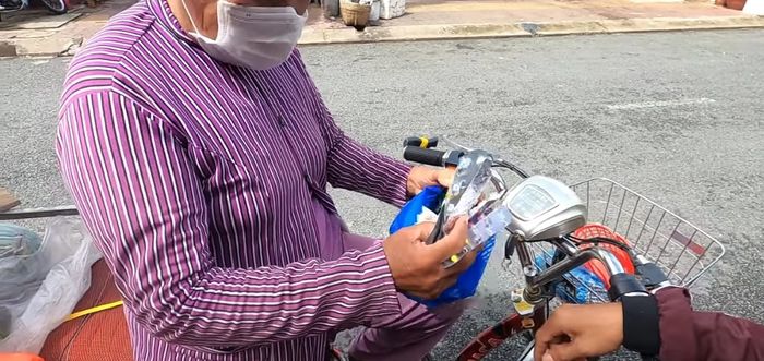 Xót xa cảnh người phụ nữ không nhà, hiên nào trống thì ngủ ké