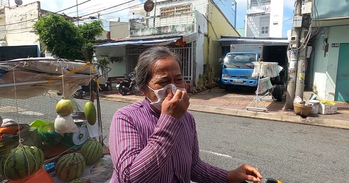 Xót xa cảnh người phụ nữ không nhà, hiên nào trống thì ngủ ké