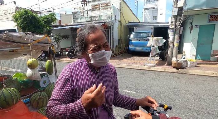 Xót xa cảnh người phụ nữ không nhà, hiên nào trống thì ngủ ké