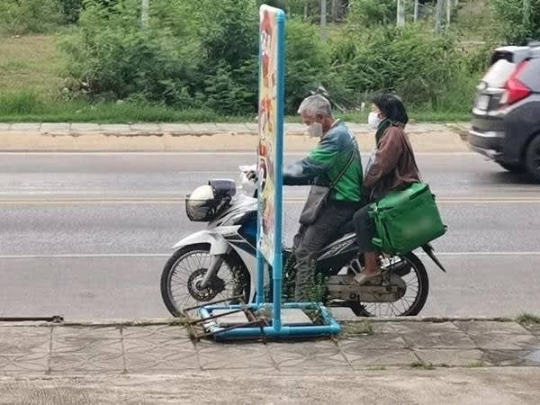 Cụ ông làm shipper chở vợ theo: Không muốn gánh nặng cho con cháu