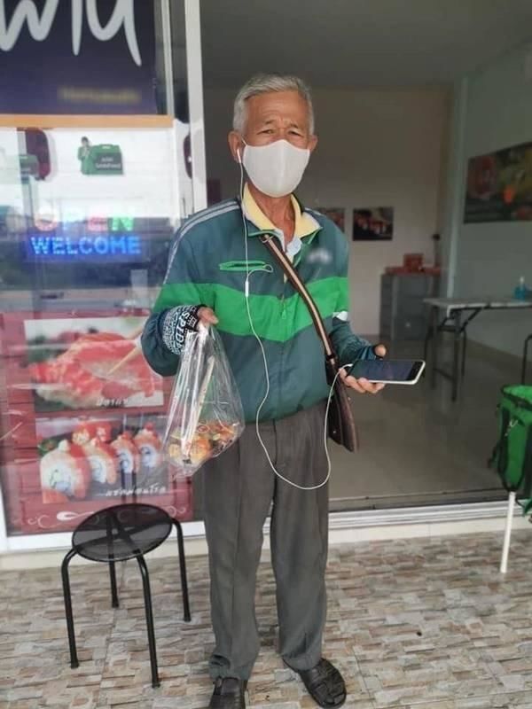 Cụ ông làm shipper chở vợ theo: Không muốn gánh nặng cho con cháu