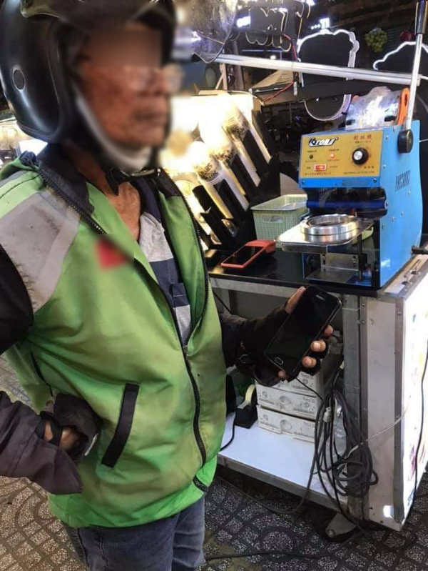 Cụ ông làm shipper chở vợ theo: Không muốn gánh nặng cho con cháu