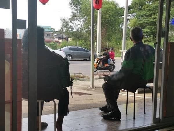Cụ ông làm shipper chở vợ theo: Không muốn gánh nặng cho con cháu