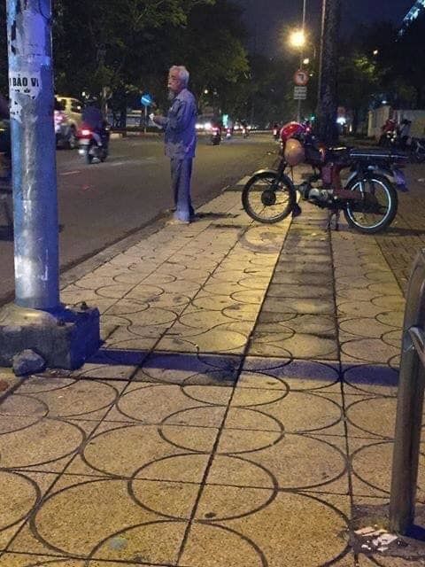 Cụ ông làm shipper chở vợ theo: Không muốn gánh nặng cho con cháu
