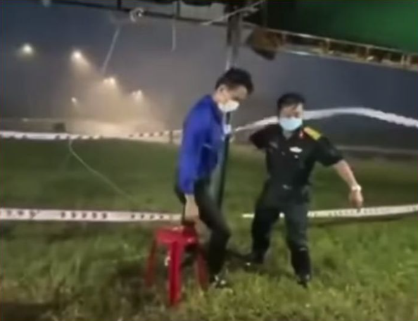 Xót xa hình ảnh các chiến sĩ cố gắng giữ mái che chốt kiểm dịch