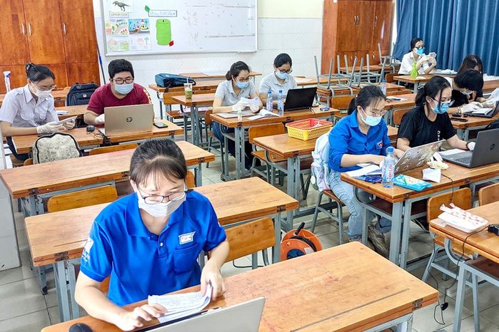 Xót xa hình ảnh các chiến sĩ cố gắng giữ mái che chốt kiểm dịch
