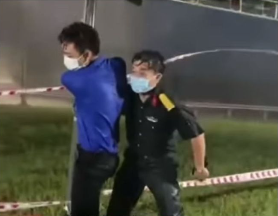 Cảm động 2 anh mặc áo mưa đi phun khử khuẩn trong khu phong tỏa