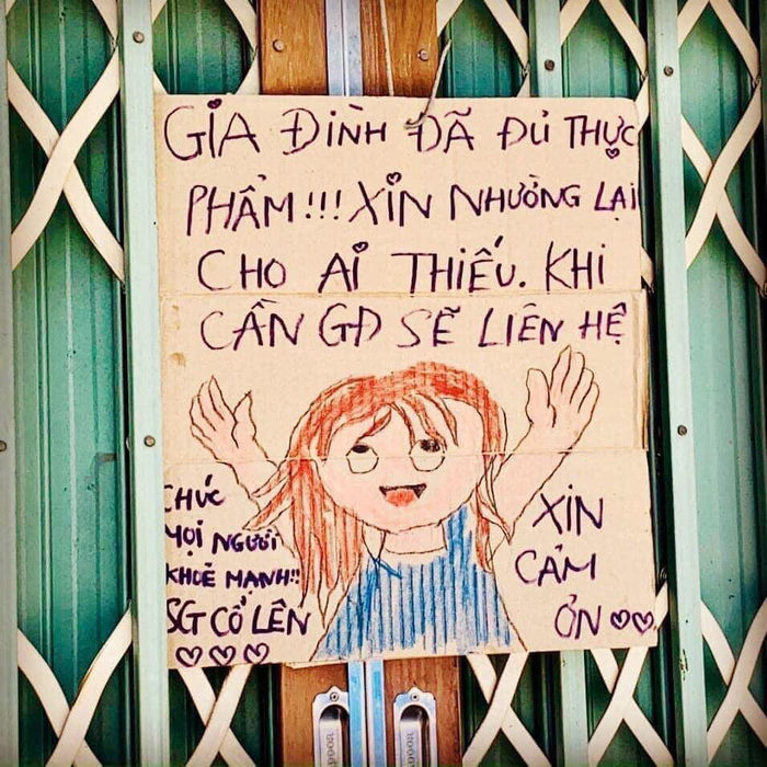 Cảm động 2 anh mặc áo mưa đi phun khử khuẩn trong khu phong tỏa