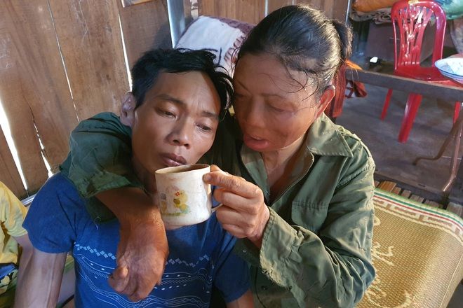 Người phụ nữ 20 năm mặc cảm: Chồng bệnh, con nửa năm chưa được ăn thịt