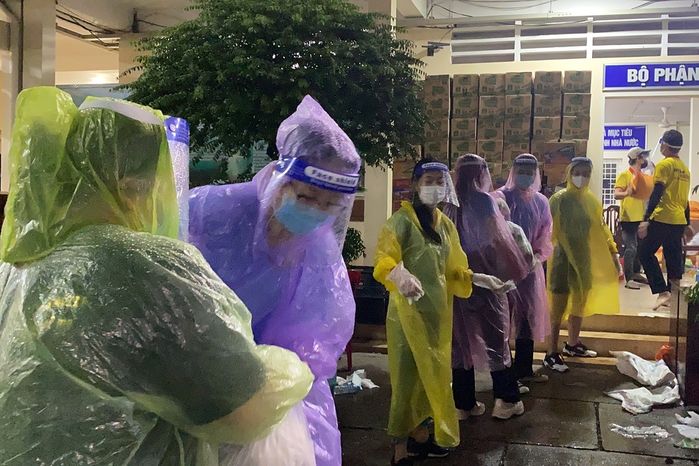 Xúc động khi sao Việt rũ bỏ hào quang Vbiz đi làm tình nguyện viên