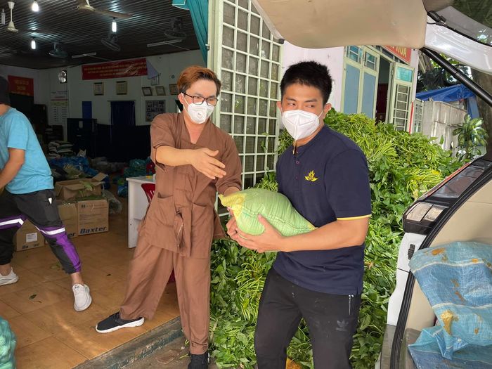 Xúc động khi sao Việt rũ bỏ hào quang Vbiz đi làm tình nguyện viên