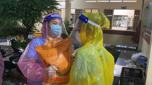 Xúc động khi sao Việt rũ bỏ hào quang Vbiz đi làm tình nguyện viên