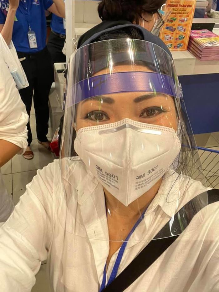 Xúc động khi sao Việt rũ bỏ hào quang Vbiz đi làm tình nguyện viên