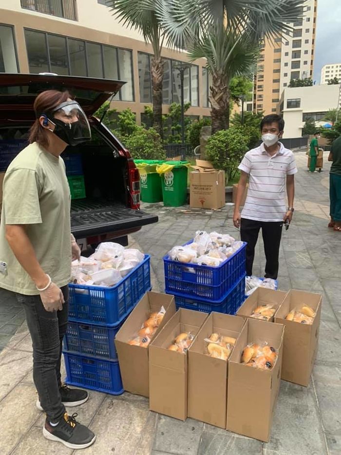 Xúc động khi sao Việt rũ bỏ hào quang Vbiz đi làm tình nguyện viên