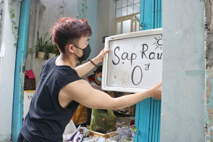 Chờ được phân công đến bệnh viện, bác sĩ mở sạp rau 0 đồng tại nhà