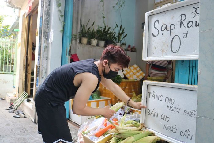 Chờ được phân công đến bệnh viện, bác sĩ mở sạp rau 0 đồng tại nhà