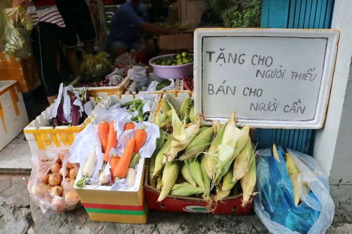 Chờ được phân công đến bệnh viện, bác sĩ mở sạp rau 0 đồng tại nhà