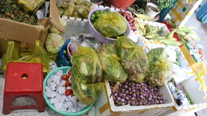 Chờ được phân công đến bệnh viện, bác sĩ mở sạp rau 0 đồng tại nhà