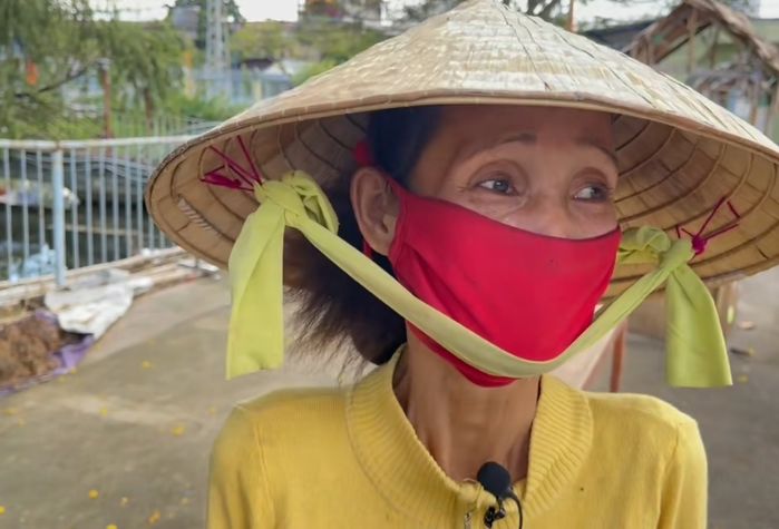 2 mẹ con được tặng túi gạo xoay ra sau lưng thấy 1 triệu: Mừng quá
