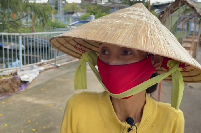 2 mẹ con được tặng túi gạo xoay ra sau lưng thấy 1 triệu: Mừng quá
