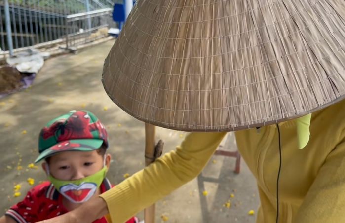 2 mẹ con được tặng túi gạo xoay ra sau lưng thấy 1 triệu: Mừng quá