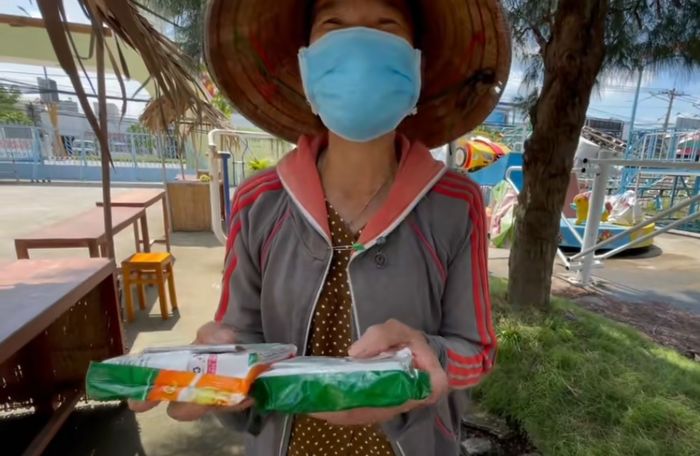 2 mẹ con được tặng túi gạo xoay ra sau lưng thấy 1 triệu: Mừng quá