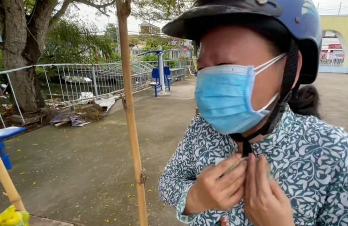 2 mẹ con được tặng túi gạo xoay ra sau lưng thấy 1 triệu: Mừng quá
