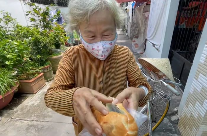2 mẹ con được tặng túi gạo xoay ra sau lưng thấy 1 triệu: Mừng quá