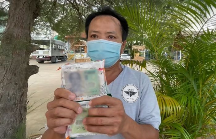 2 mẹ con được tặng túi gạo xoay ra sau lưng thấy 1 triệu: Mừng quá