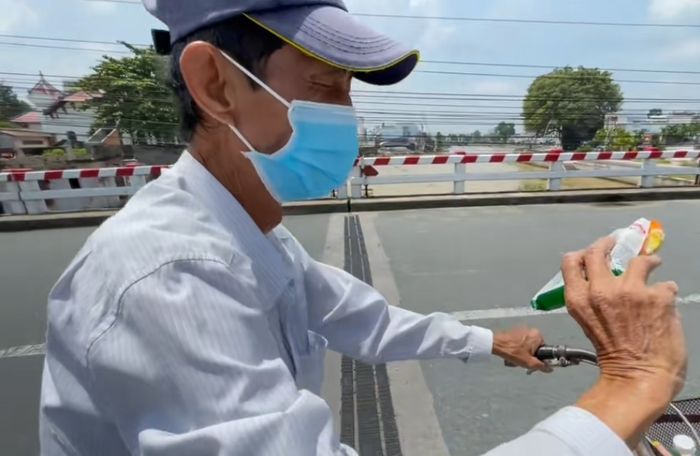 2 mẹ con được tặng túi gạo xoay ra sau lưng thấy 1 triệu: Mừng quá