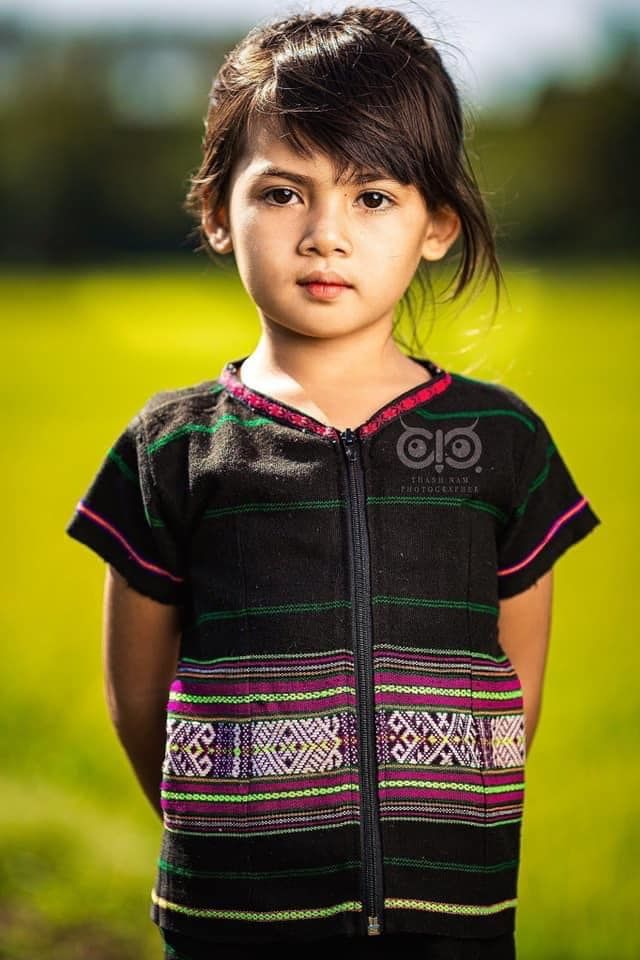 Cô bé người dân tộc Ba Na có đôi mắt giống Lisa BLACKPINK