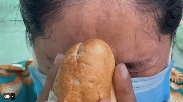 Xúc động: Cụ ông cúi rạp người cảm ơn khi được tặng gạo mì mùa dịch