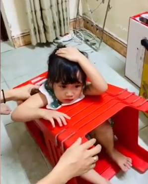 Đẻ con gái cho thùy mị, nết na, nhìn cảnh này thì sai quá sai