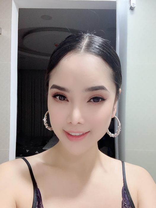 Á hậu gia đình 7 người khỏi Covid-19 chi 1 tỷ đồng thay đổi nhan sắc