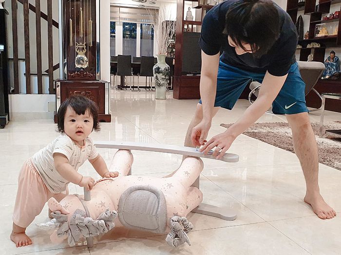 Ái nữ nhà Đông Nhi gây sốt với vẻ múp míp, lớn nhanh như thổi