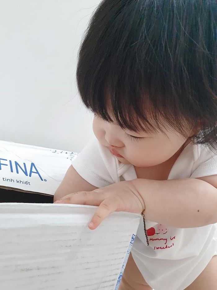 Ái nữ nhà Đông Nhi gây sốt với vẻ múp míp, lớn nhanh như thổi