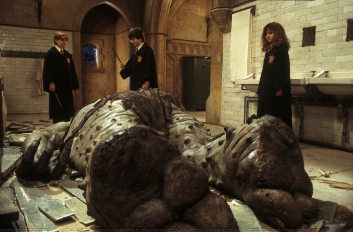Ẩn ý Harry Potter: Ron mặc áo sờn, Voldermort ngày càng bay màu áo