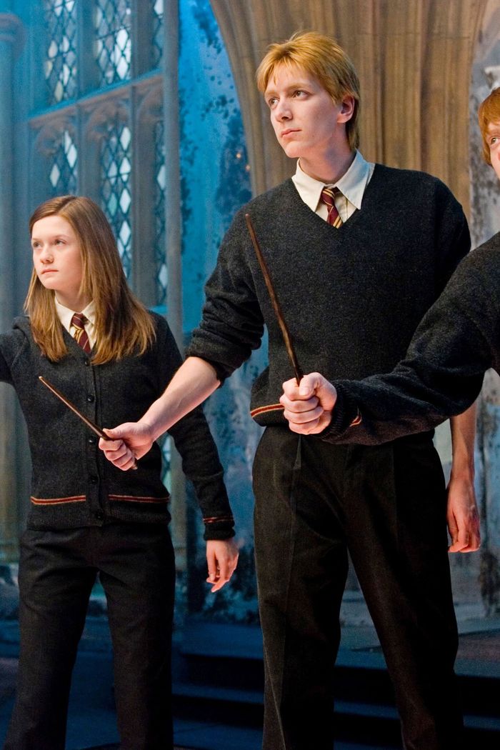 Ẩn ý Harry Potter: Ron mặc áo sờn, Voldermort ngày càng bay màu áo